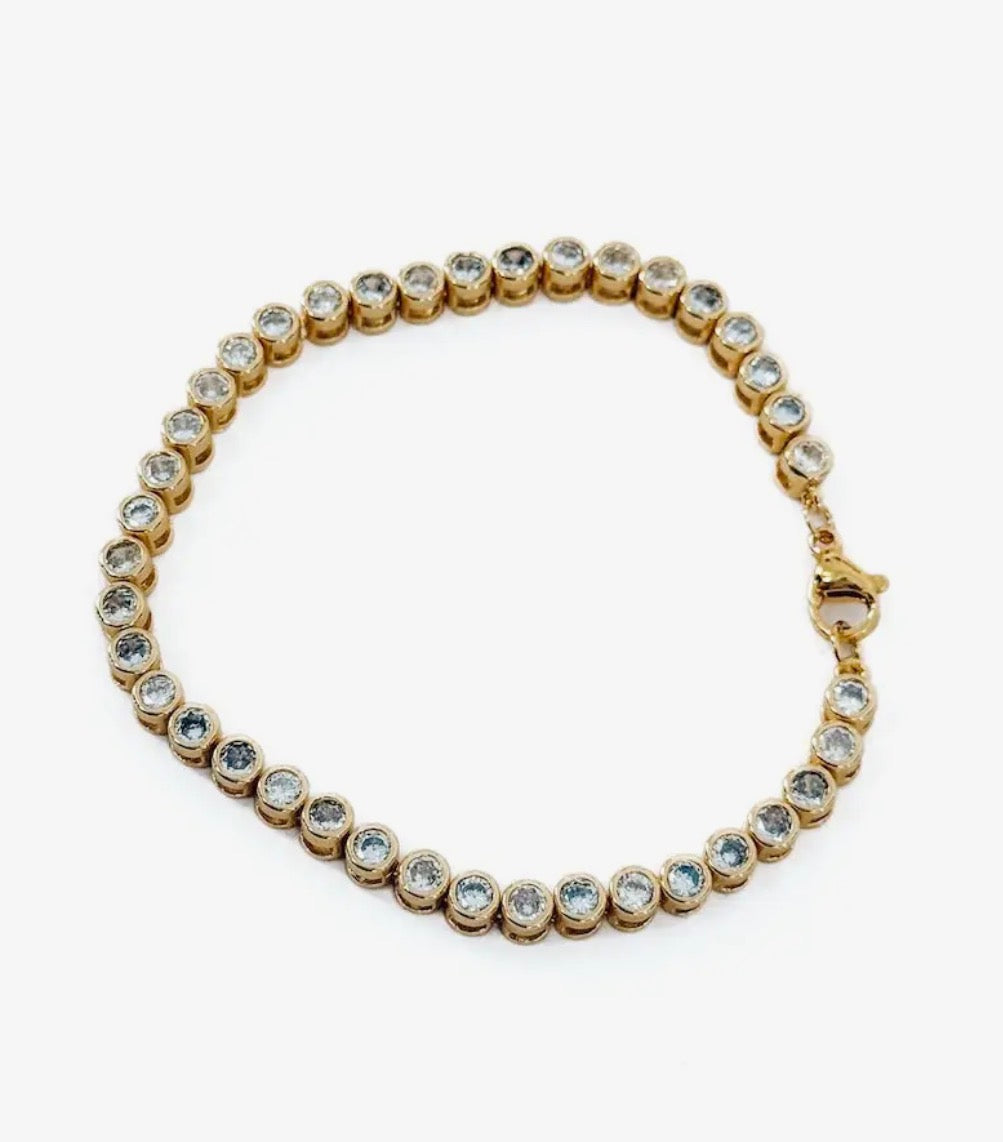 Tennis Bracelet Frosted in Diamonds
